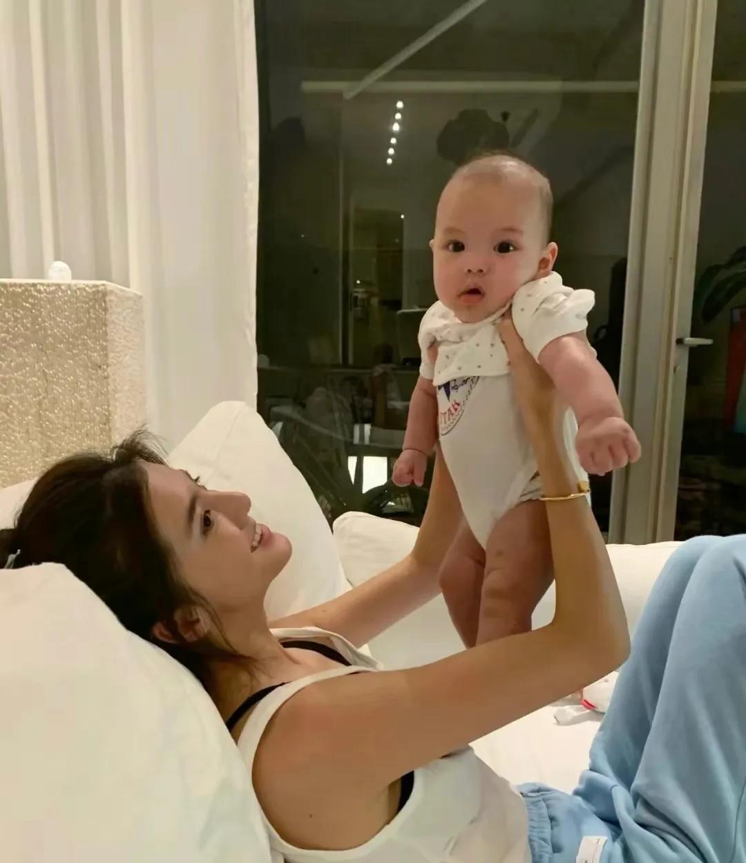 哇塞！吴千语抱了谁家的娃娃？这宝宝眼睛好萌好大，和她好像呀！吴千语真是太美了，穿