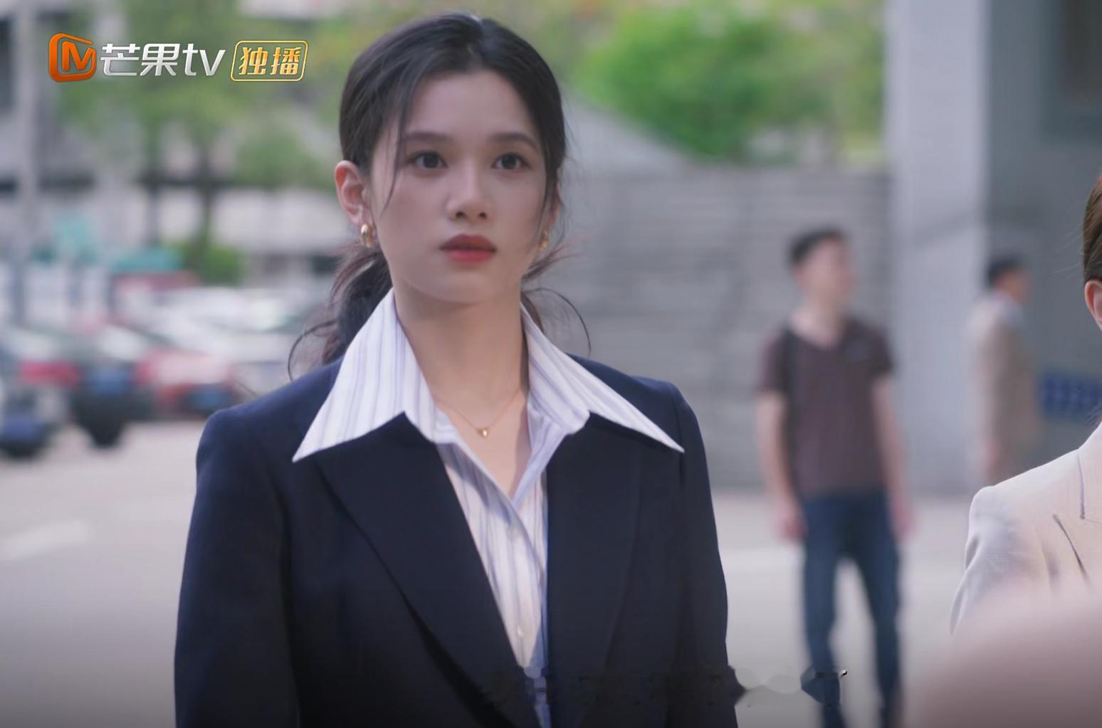 张婧仪这个高知感好爽 