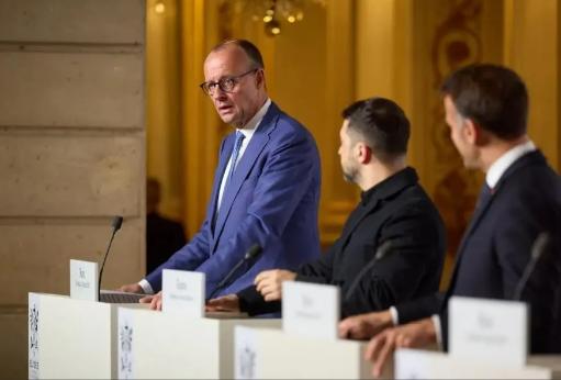 德国总理弗里德里希·默茨在“自愿联盟”峰会上发言称，欧洲要求泽连斯基继续和俄罗斯