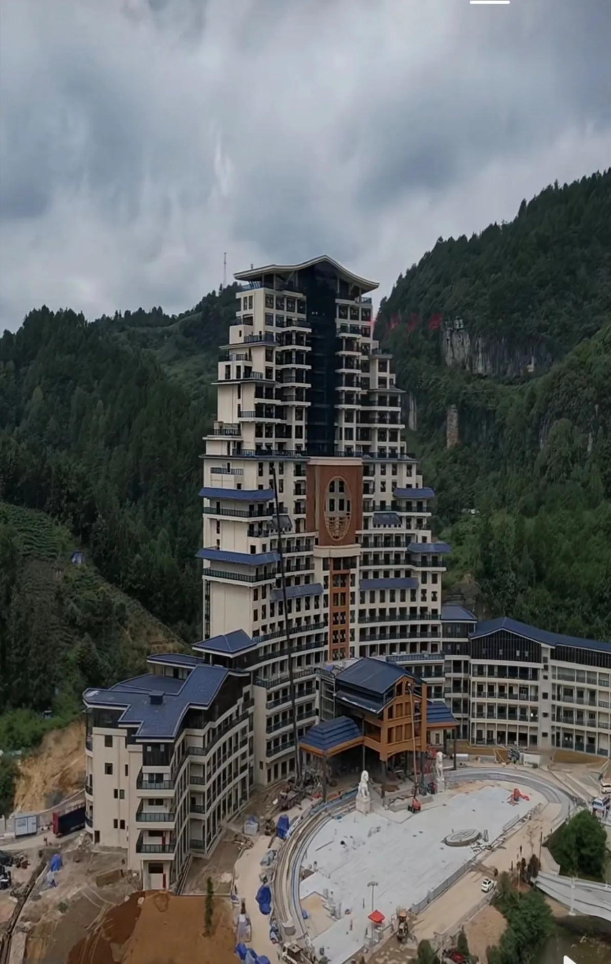 不怕青龙高万丈
就怕白虎回首望
楼顶摆起鸿门宴
玉帝神仙来品尝
狂风
狂风吹散酒