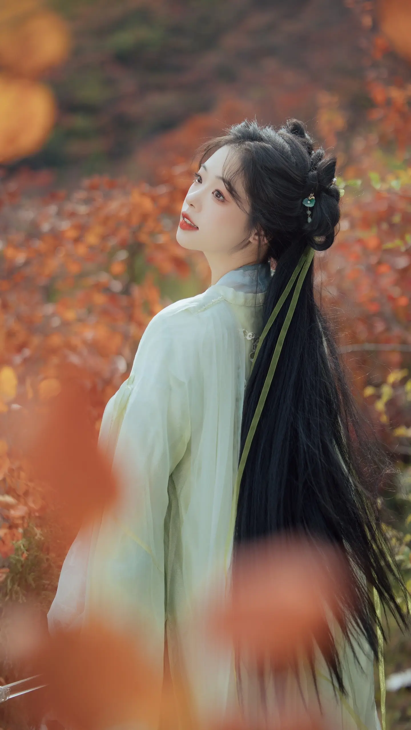 我言秋日胜春朝。