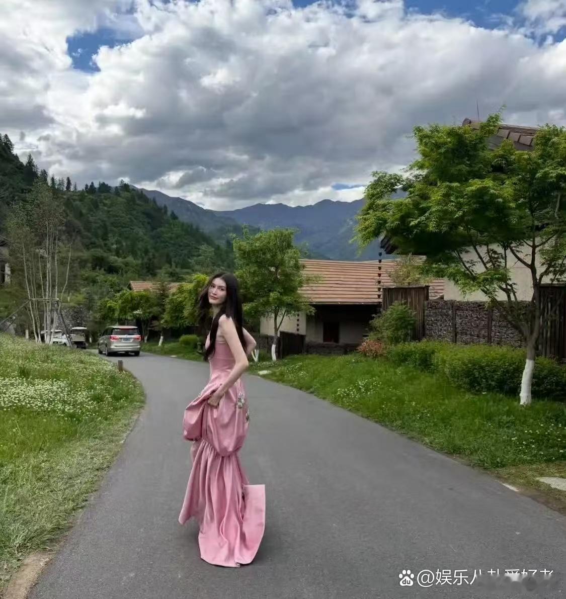 何穗这组粉色抹胸礼服也太有童话感了吧！ 