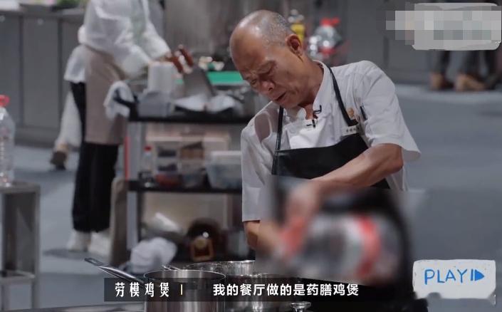 莫氏鸡煲回应争议一饭封神莫叔还是不忘初心的，没必要说定义什么才是粤菜，那些质疑声