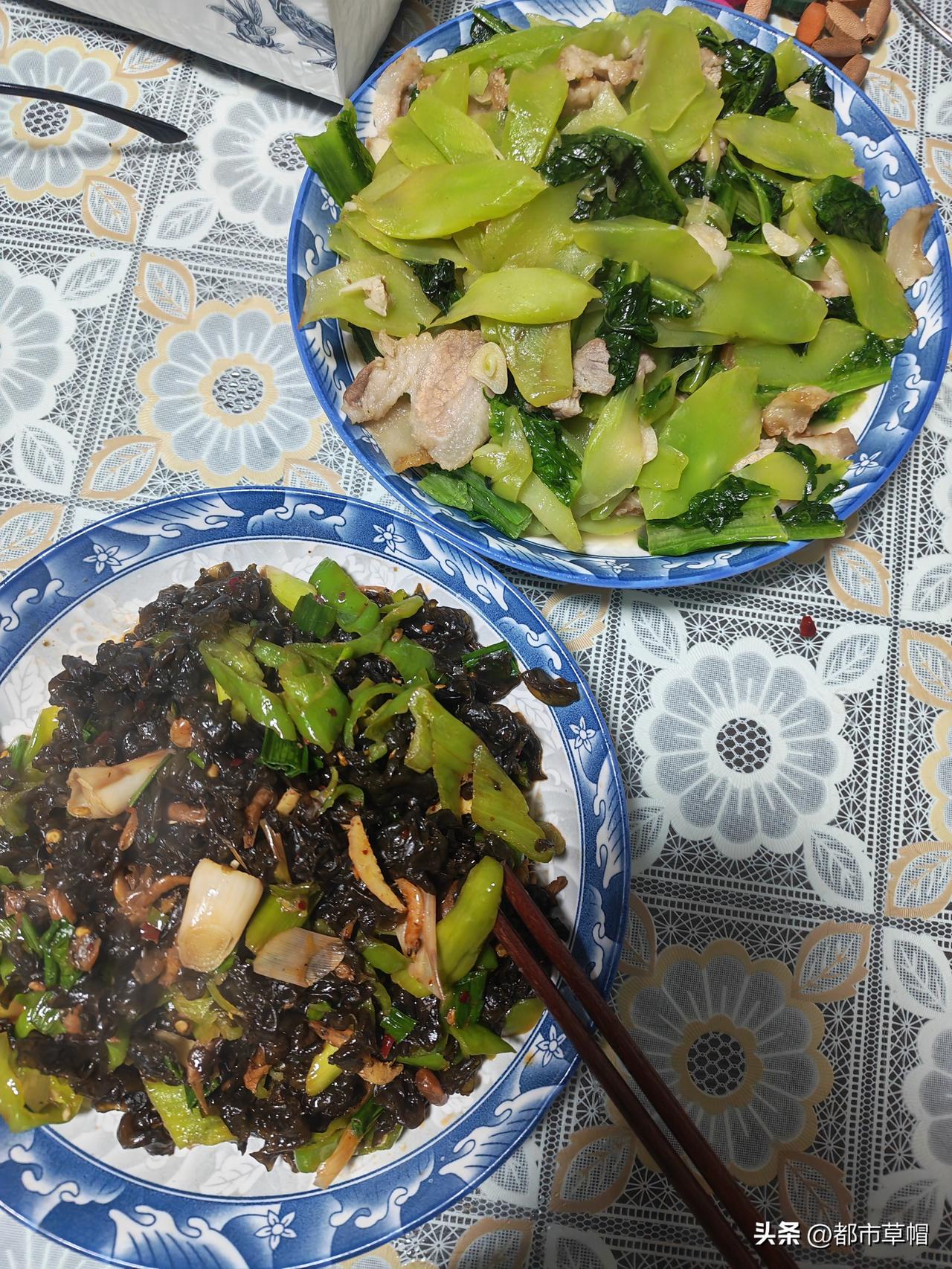 两个人两个菜，莴笋炒腊肉，朋友们都知道。可是知道另一个菜的人估计不多，像木耳但不