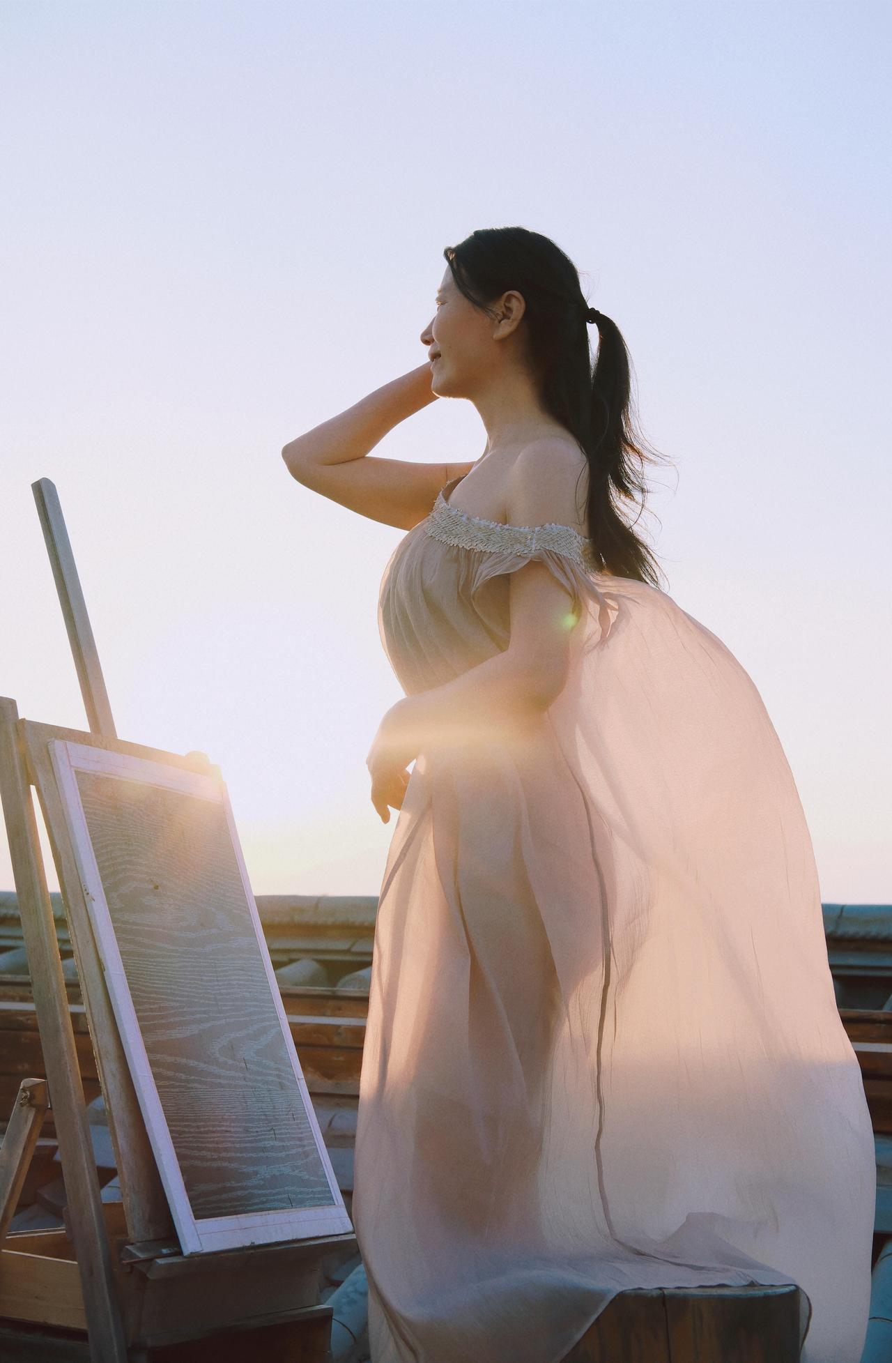 总有一种风华绝代的感觉，在水边，迎着风，沐浴着阳光，是惬意，是温暖，是飘逸自然，