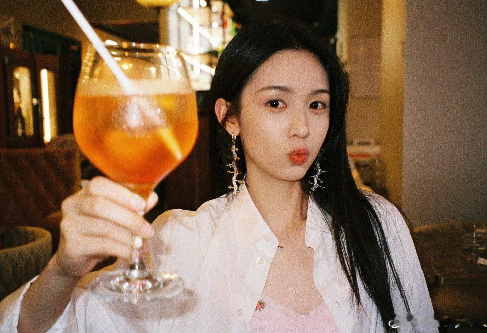 周也戛纳胶片照好伟大的一张脸🥰 ​​​