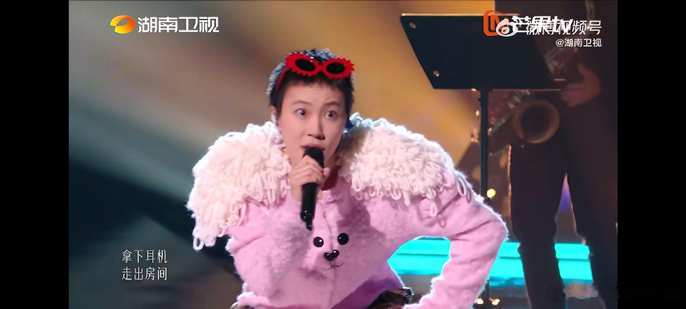 歌手补位窦靖童把自己唱爽了跳出了常规舞台表演的条条框框，她跟着内心的感觉走，让每