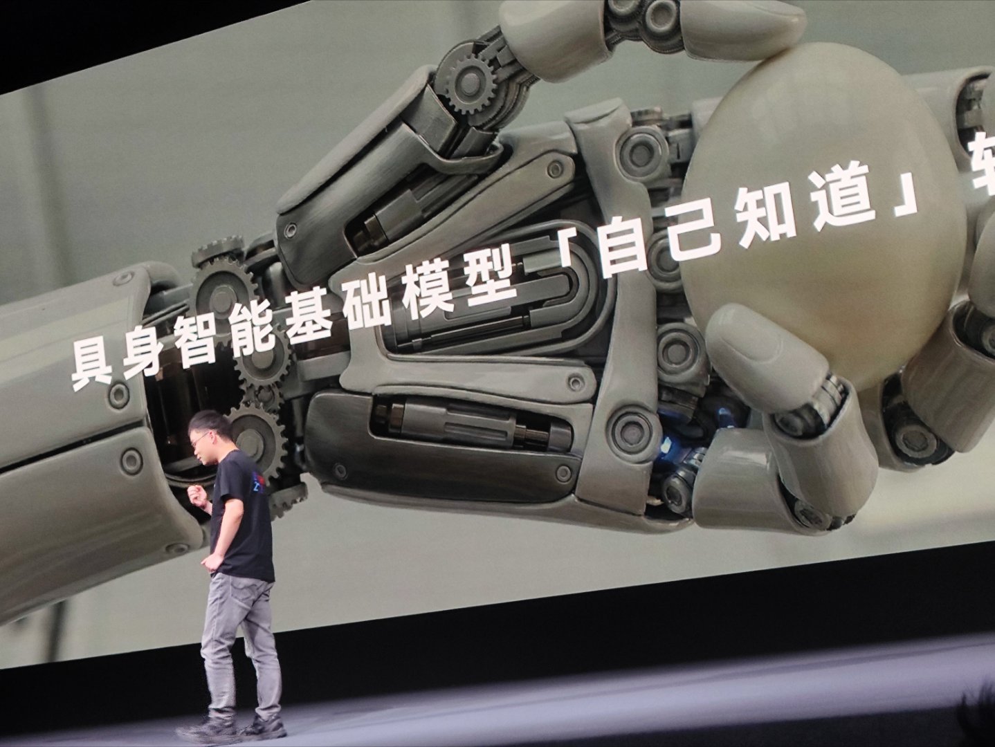 自变量新一代具身智能基础模型能够实现:一，不只是模仿人类动作，能真正感知和理解世