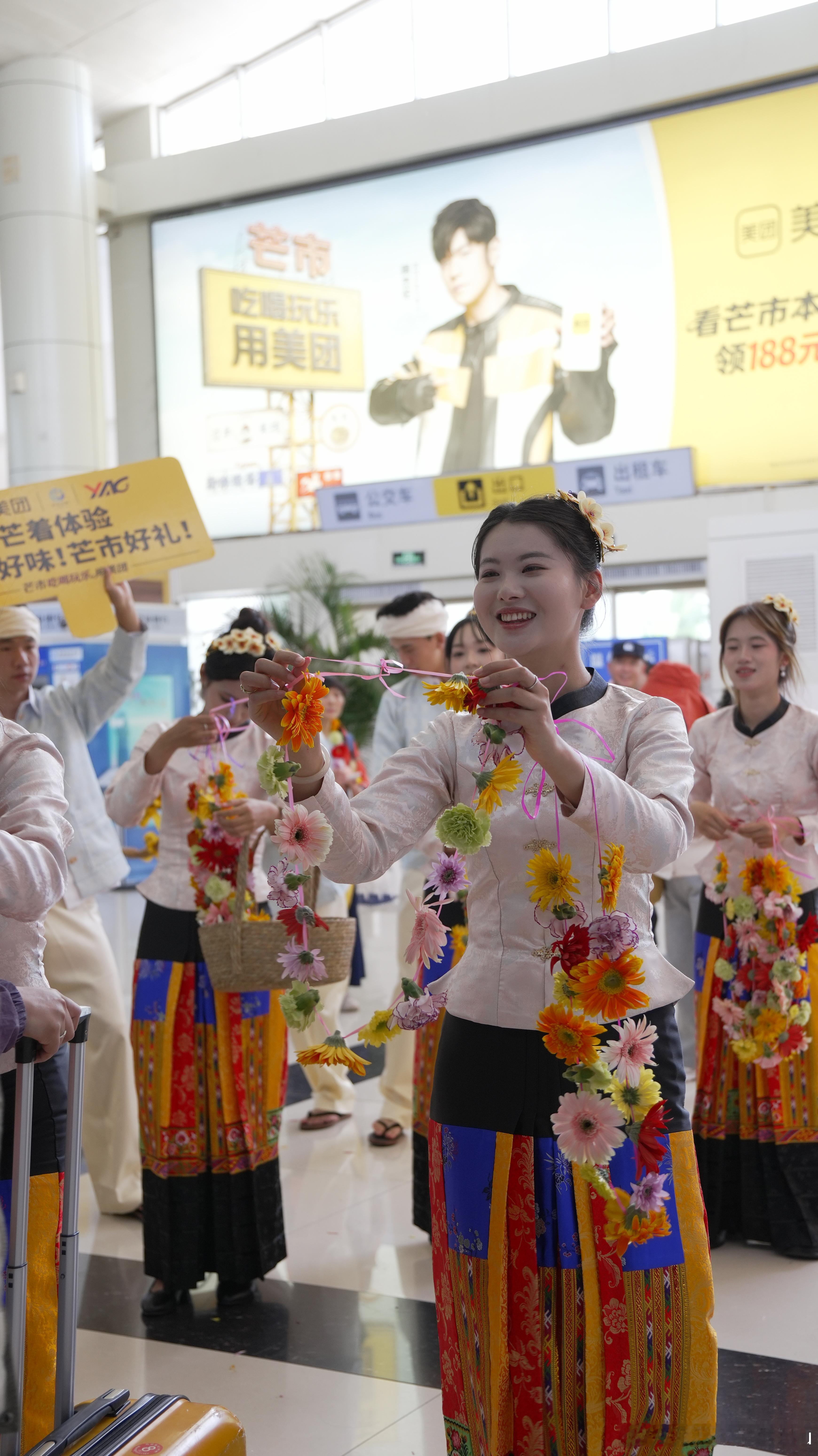 人一旦爱上旅游来芒市旅游秒变团宠，沉浸式感受傣族风情，跟着美团本地榜单找美食逛景
