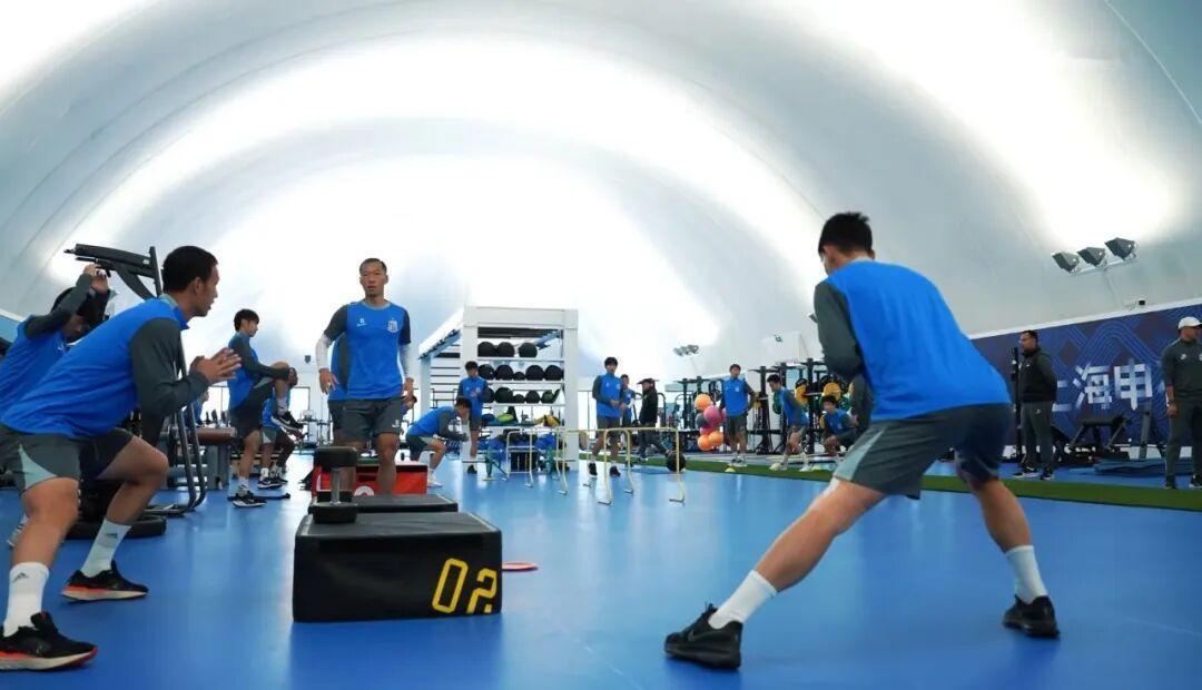 下面几个图片是申花刚刚建好投入使用的训练馆，先进的一流的训练设施有利于球队发展，