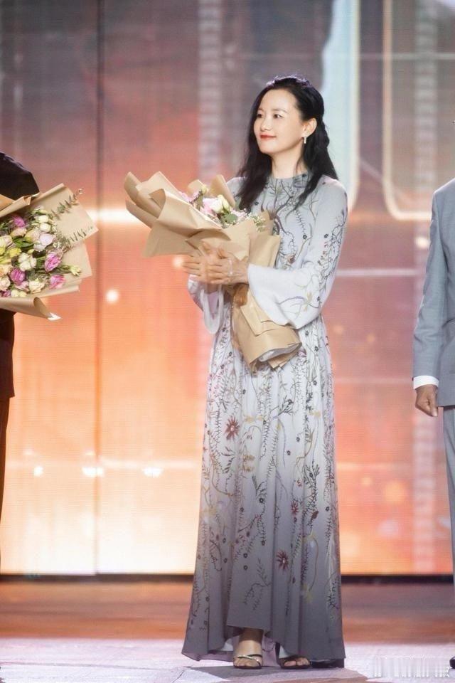咏梅真是“韵味美人”！一袭刺绣连衣裙，气质高级又优雅！ 
