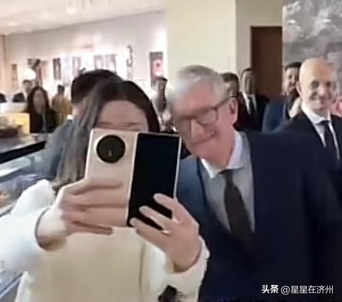 比较好玩的一件事，
库克现身北京酒店，
一名女粉丝兴奋的挤到他身边……
掏出了…