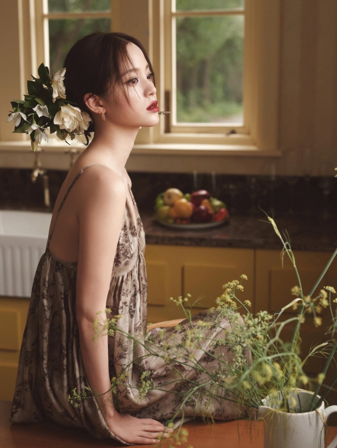 明星丨写真欧阳娜娜头上插花的一组美图～ 