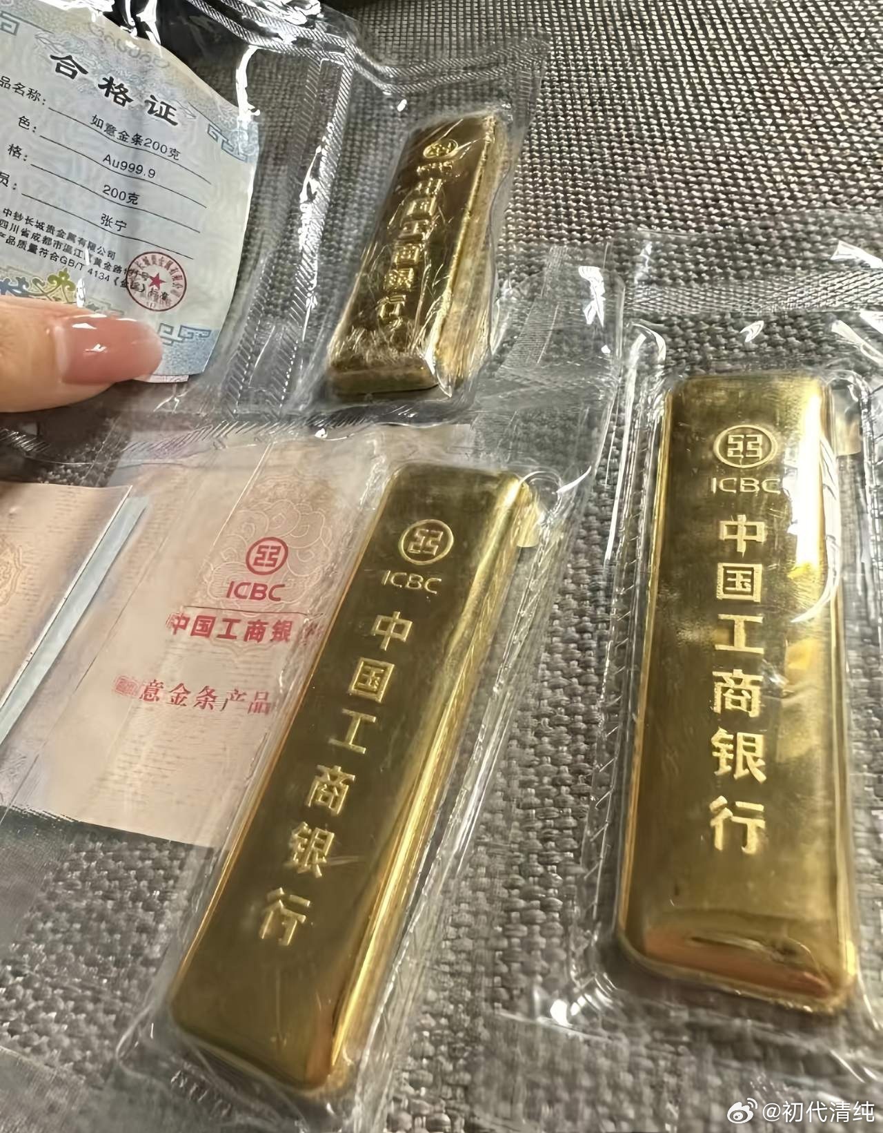 昨天刚买黄金的人，今天估计的吃降压药了。6月26日金价骤降，从887跌到870一