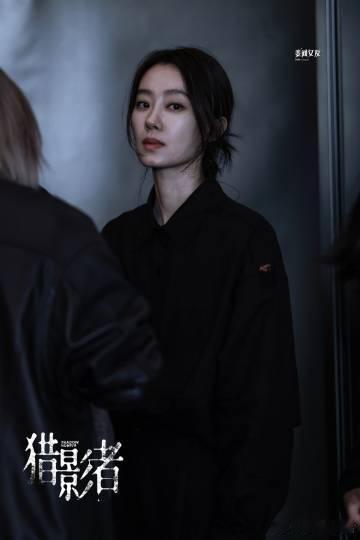 张小斐新角色眼里全是野心 猎影者海报氛围感封神，张小斐塑造的许默自带疏离神秘感。