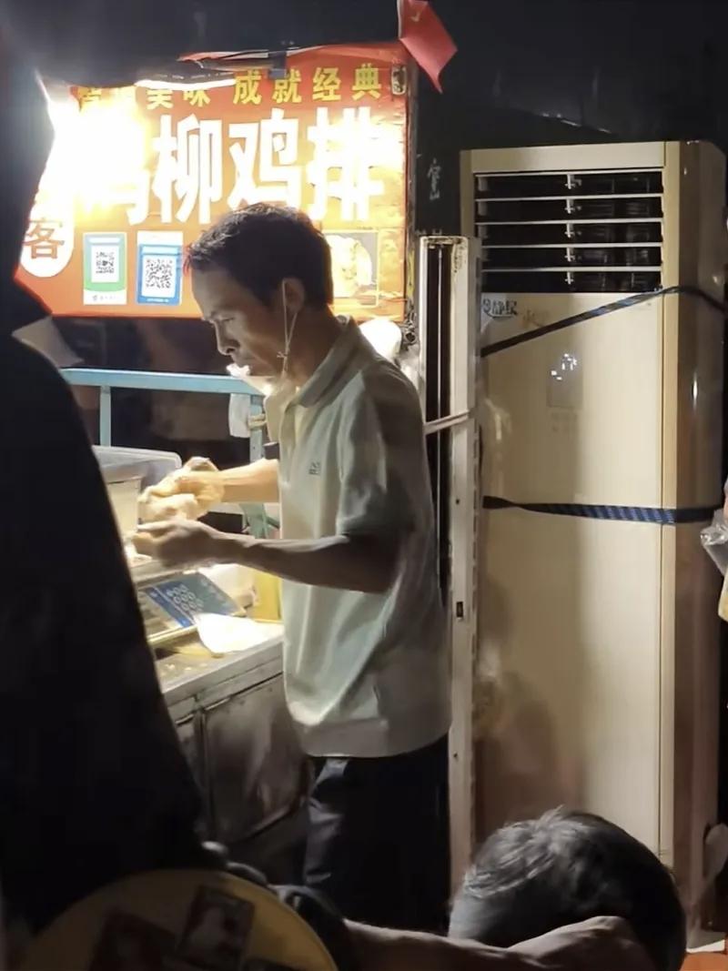 鸡排哥突然官宣“停工”！背后还有个新动作藏不住了
 
国庆刚过，鸡排哥突然发视频
