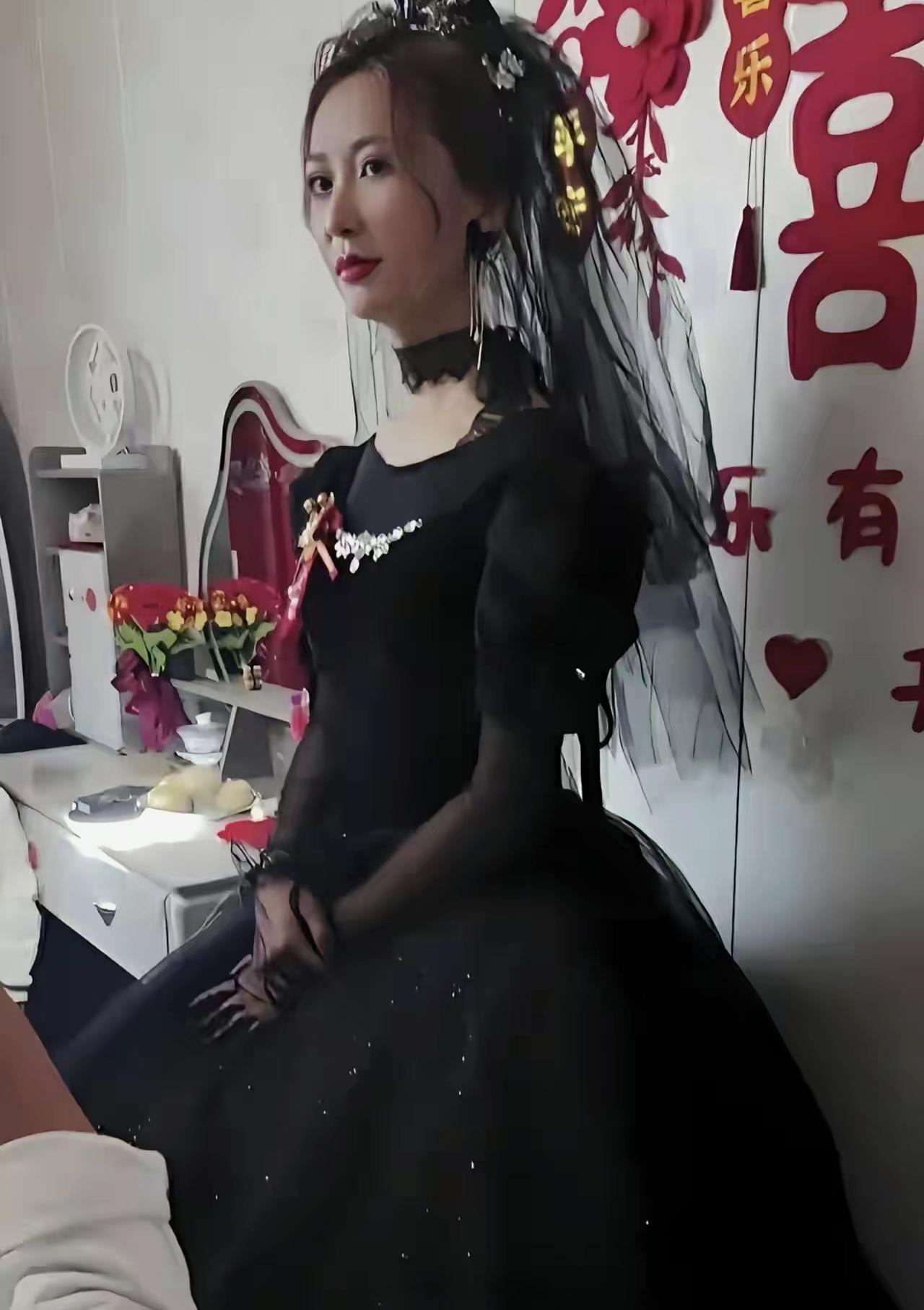 不顾家人亲友的反对，新娘执意上“黑婚纱”。她说是自己结婚，不是结给别人看的，自己