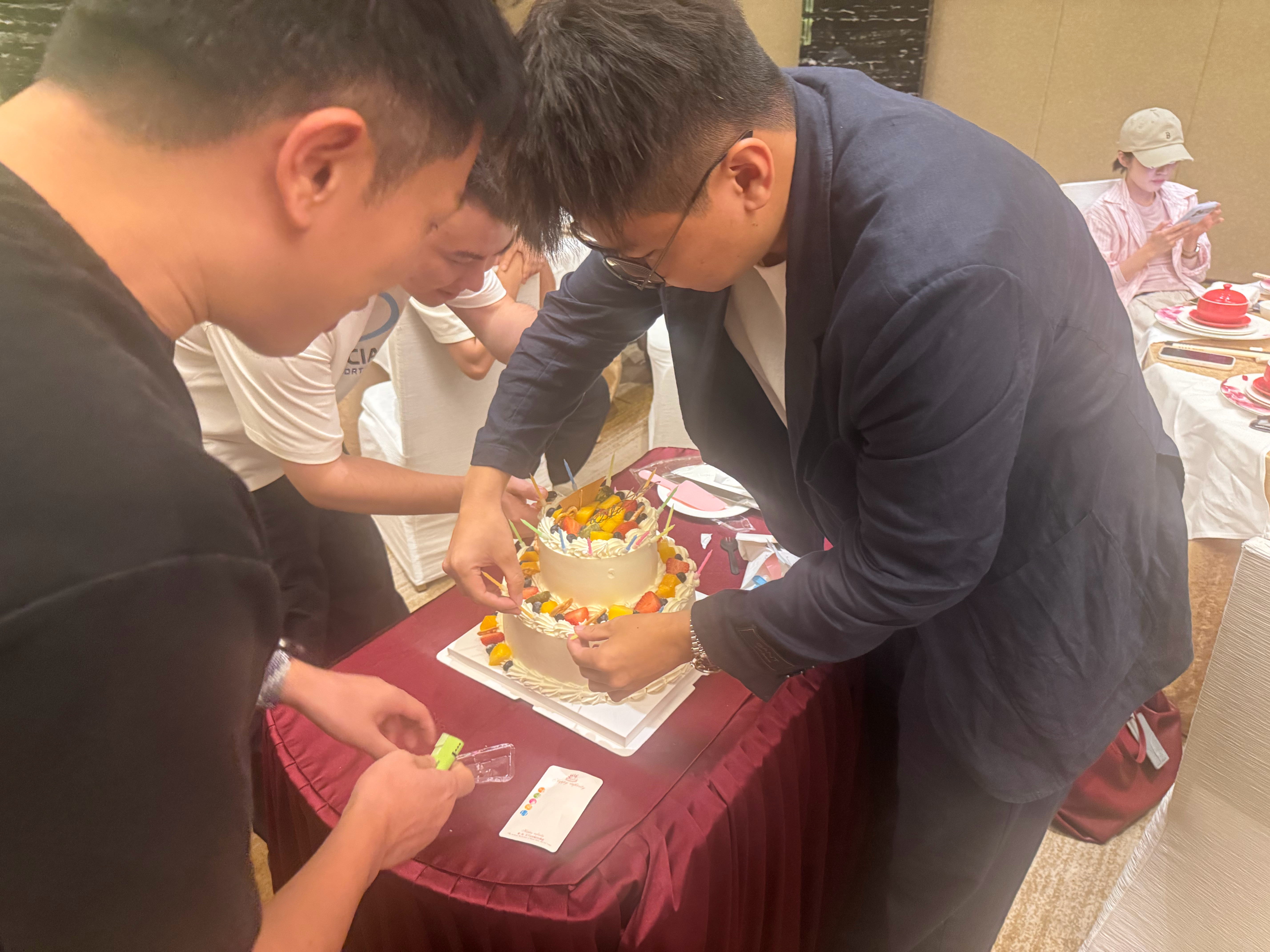 问：蜡烛插几根儿啊？ 答：插满！ 生日快乐呀​​​