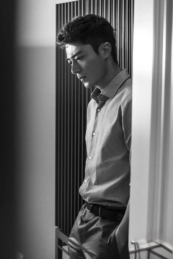 再冷漠的女人看到霍建华也会笑出来霍建华身上有种独特的沉稳气质，不管是荧幕上还是私