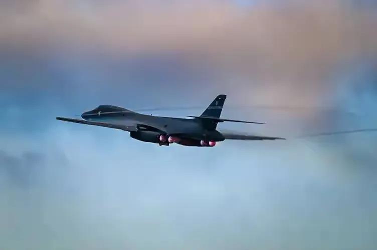 美国没有想到伊朗首都德黑兰的防空火力如此猛烈。

昨天晚上，美军动用了B1B枪骑