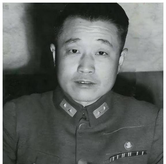 1959年，陈长捷出狱后，傅作义在北京西单请他吃饭，陈长捷故意迟到，大摇大摆地走