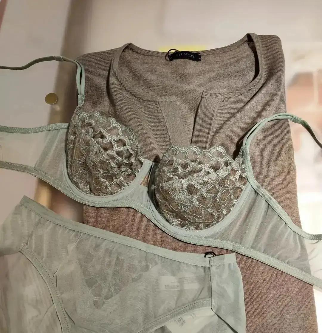 专柜断货第7天，预售排到月底！
 
雾面绿内衣今年杀疯了。Pantone年度色刚