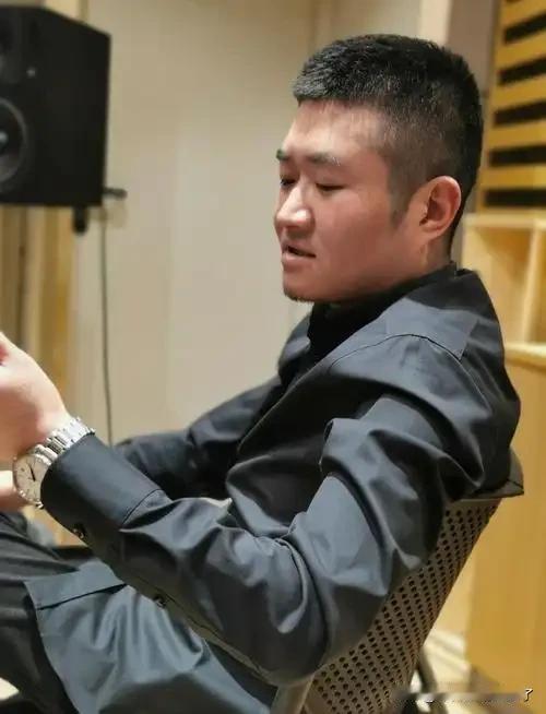 苗阜说相声小园子生存不好，那为啥人家郭德纲德云社20多年了，风生水起的？
又说人