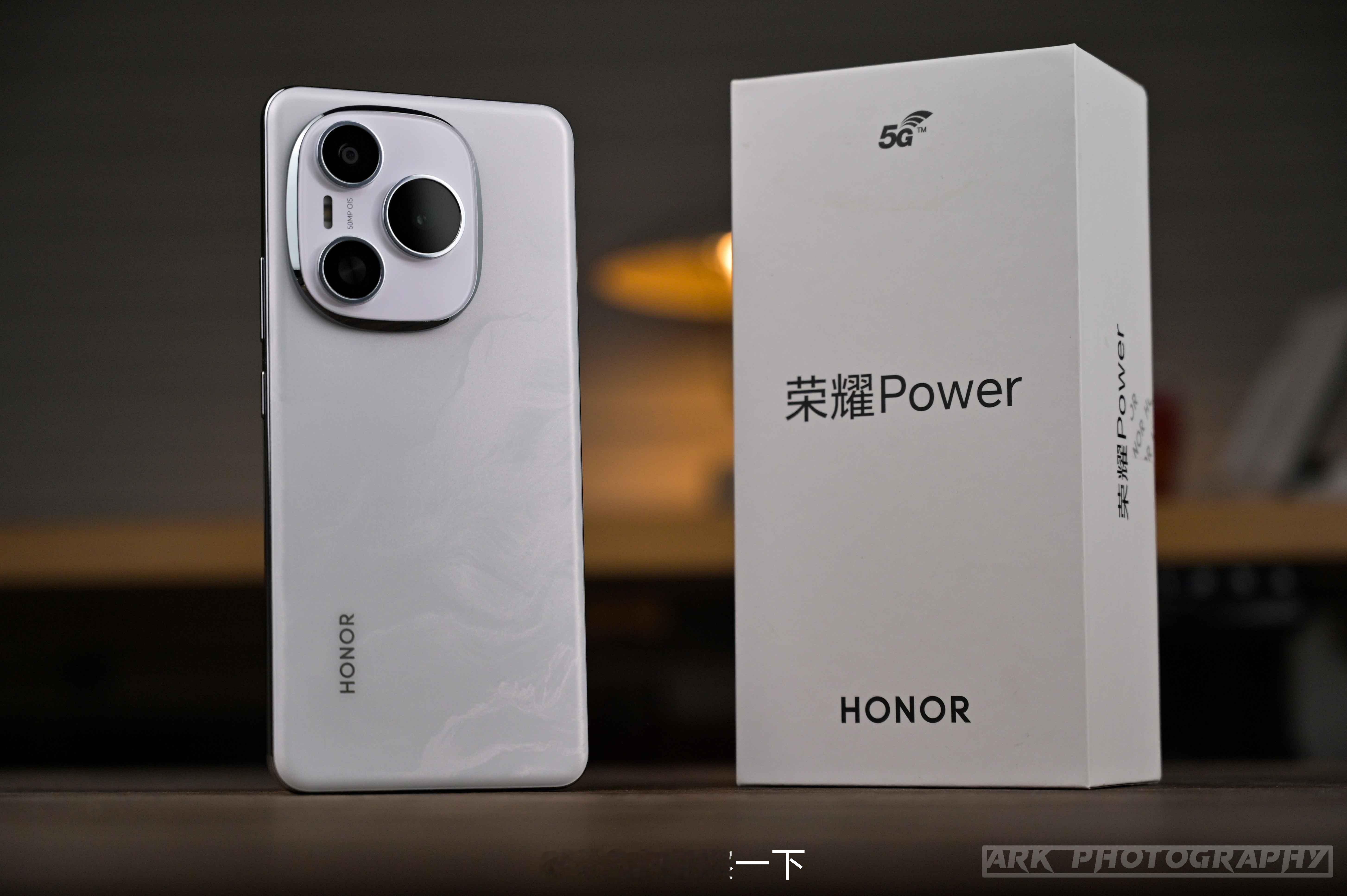 荣耀Power确实是个出乎意料的好产品，超强的续航表现，圆润的好手感。微博好物研
