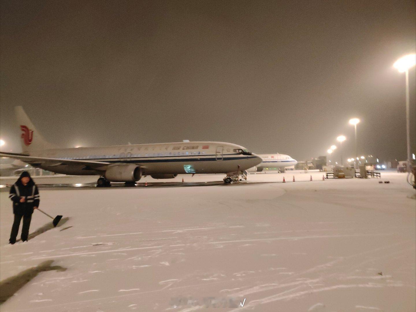 北京暴雪 因为下雪，航班延误了小一个小时，降落之后还是摆渡车；还好顺利抵达了，没