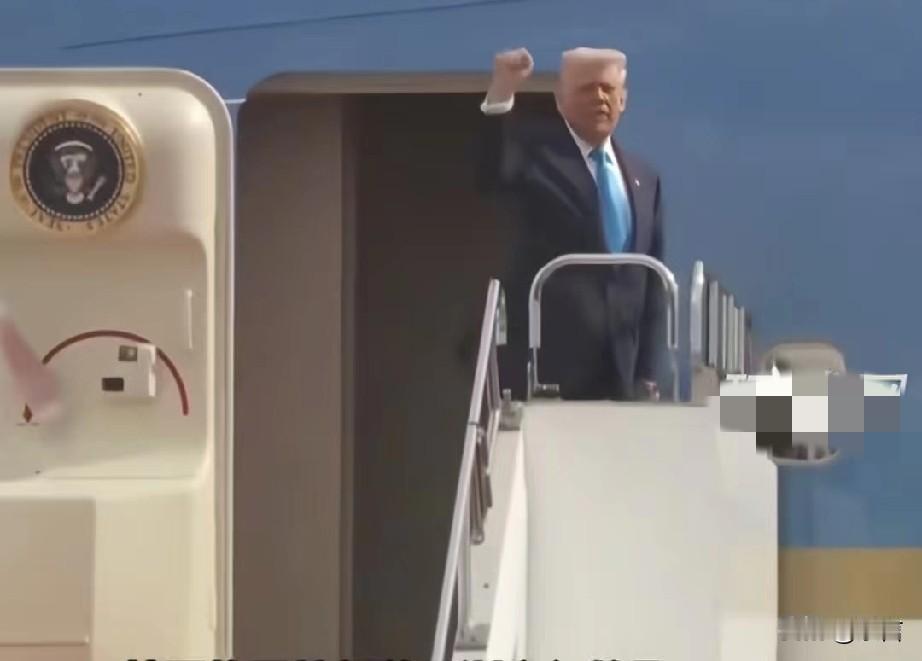 特朗普“被偷家”，刚刚结束在釜山的会谈后，就马不停蹄的登上“空军一号”回国救火，