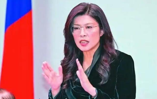 郑丽文太让人吃惊了！在参观访问清华附中的时候，她一激动，直接半开玩笑地说要把这机