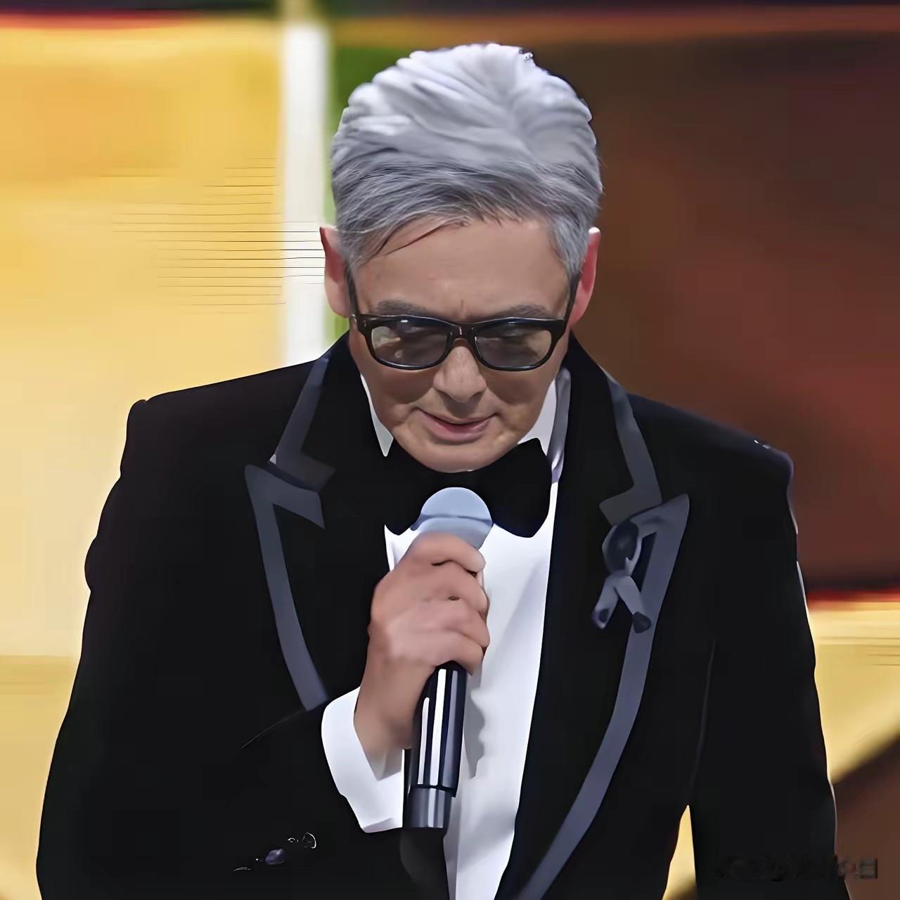 周润发那满头白发走上MAMA颁奖台时，我瞬间懂了什么叫“艺德”。他之前确实说不去