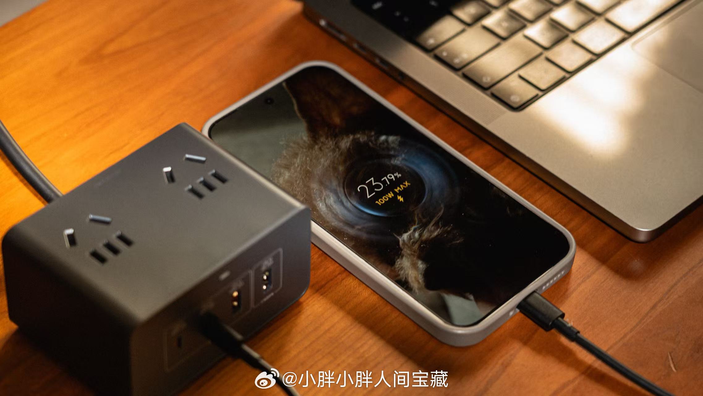 最近给工位换了这个小米桌面充电站 140W以后，再也不用为了乱七八糟的充电器去理