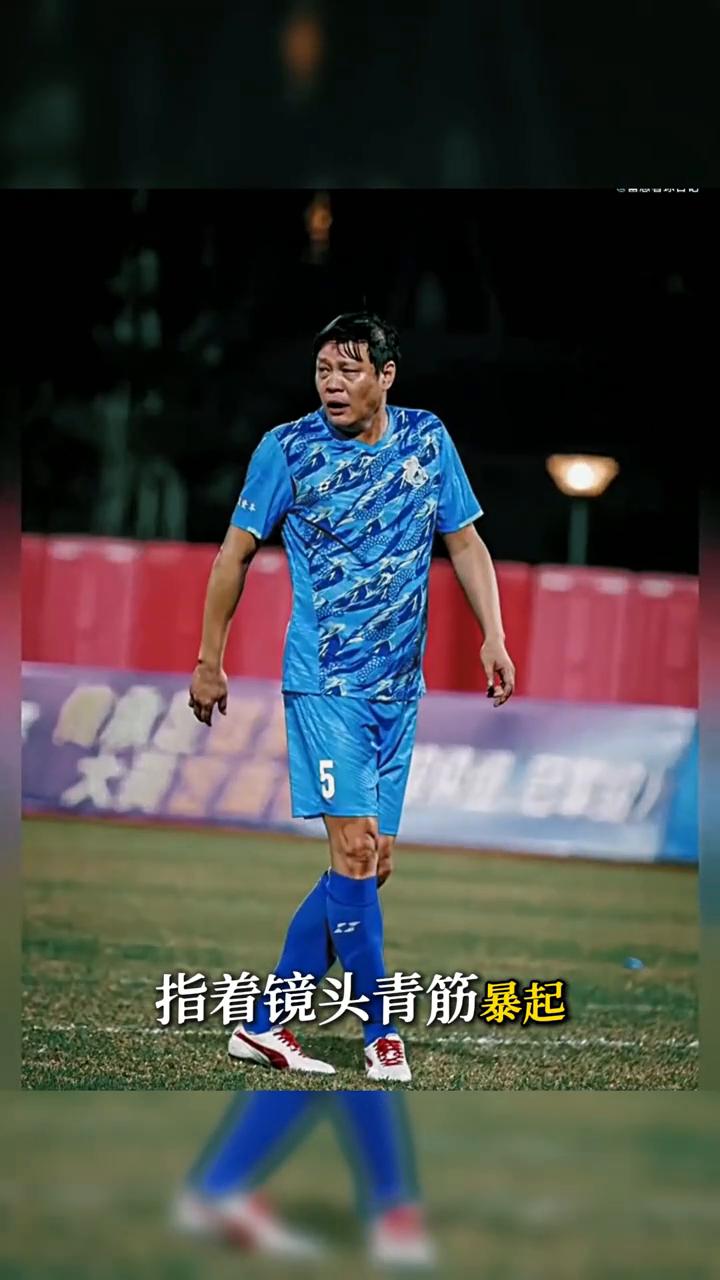 范志毅拍桌子了，这个9年没替谁说过话的男人指着镜头青筋暴起。董路没教练证，自掏5
