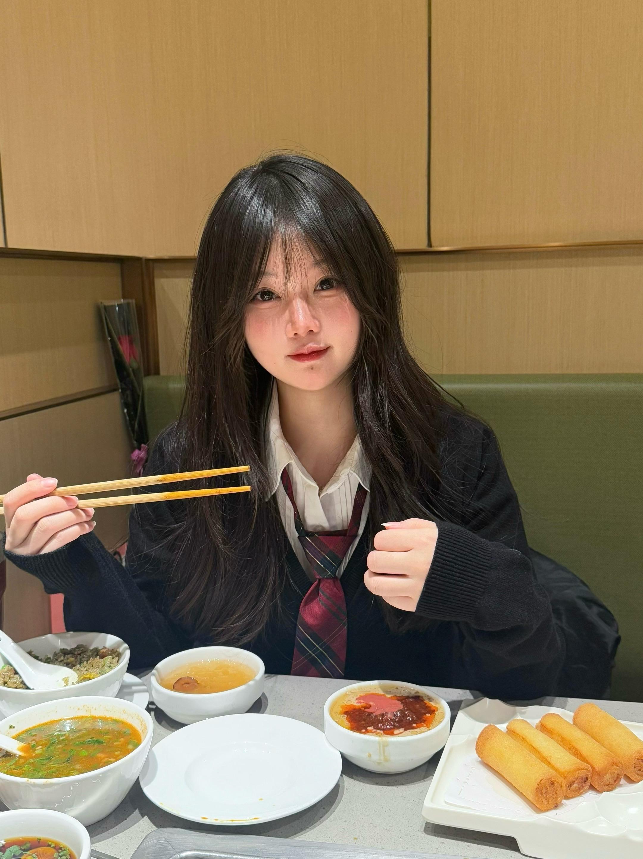 爱是不需要教的 就像你养的一只小猫 你不会计较它不会说话 你只会自己不...