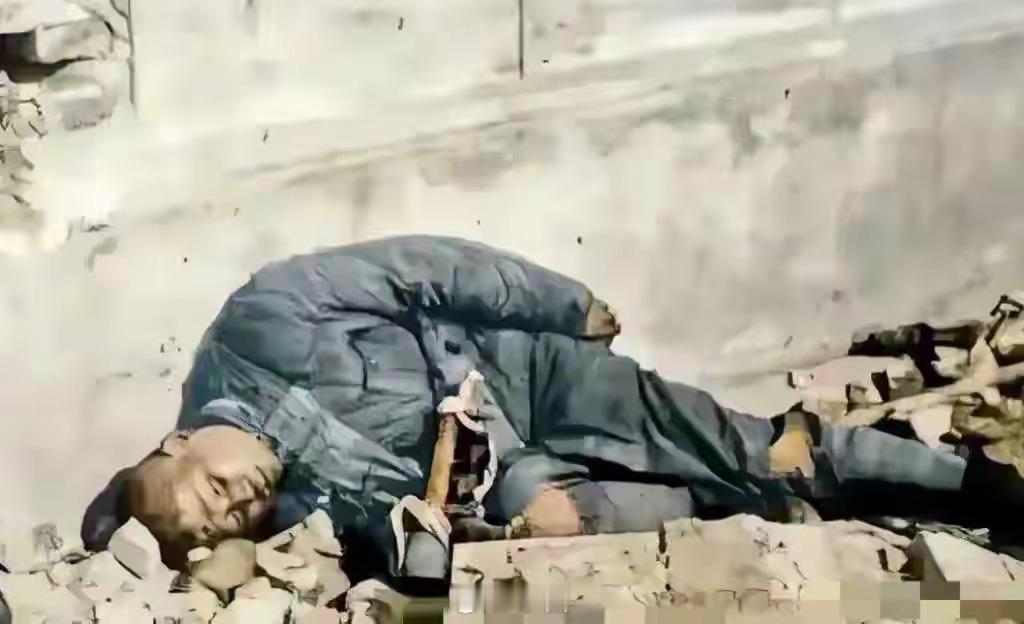 1938年，台儿庄前线一名川军士兵的遗照，催人泪下。 