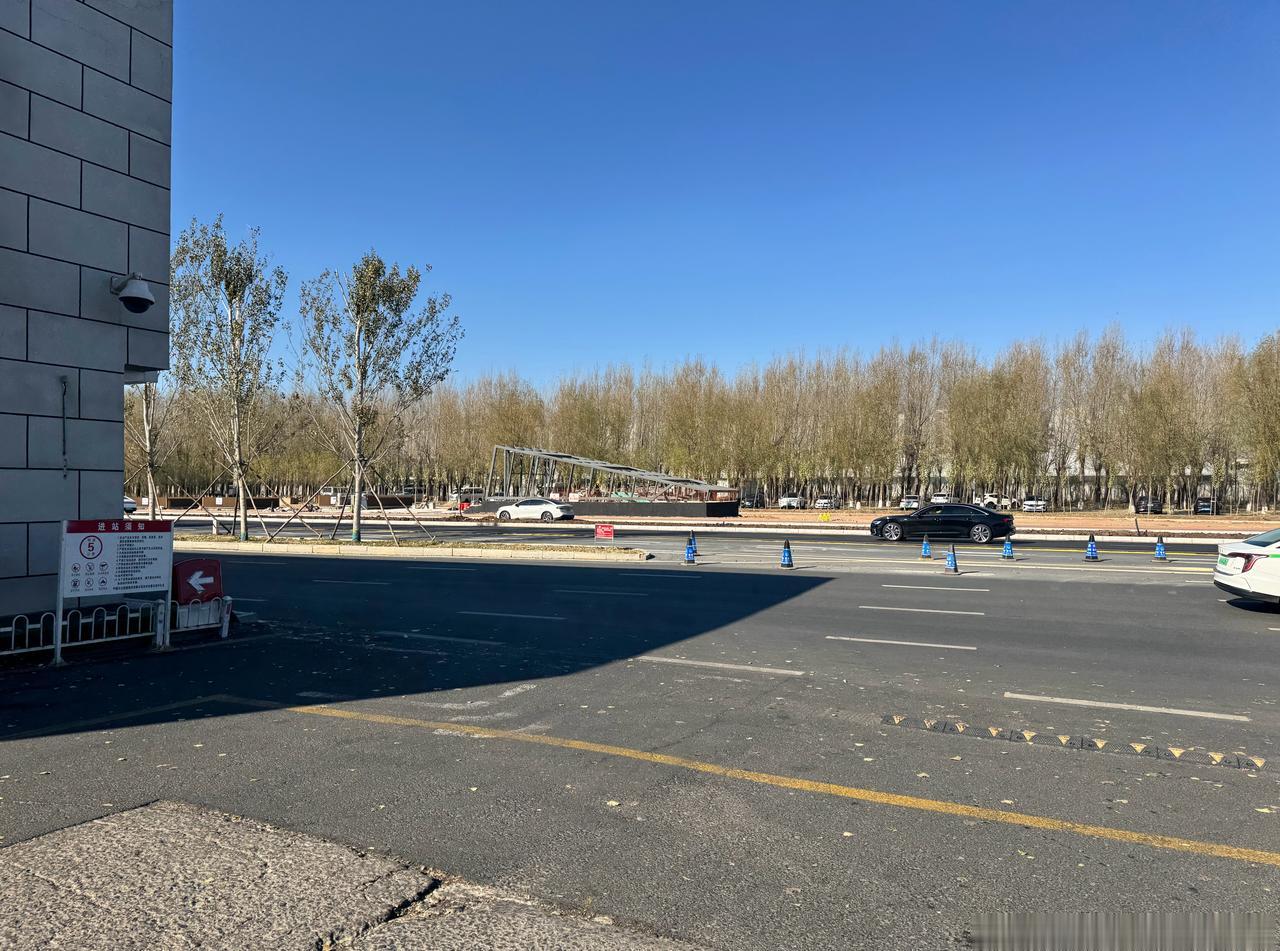 七号线安庆路站中石化加油站对面的出入口成型
七号线孟家屯站换乘厅