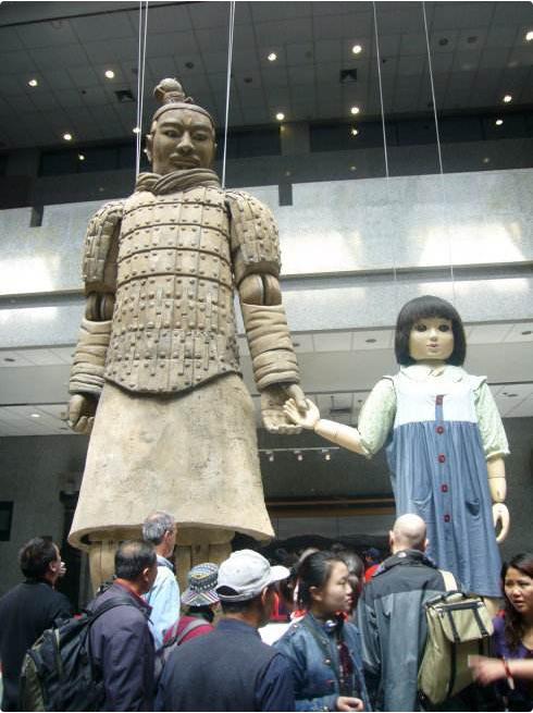 1983年，日本一男子闯进博物馆，狠狠砸碎中国展览的兵马俑，日本政府吓得赔偿千万
