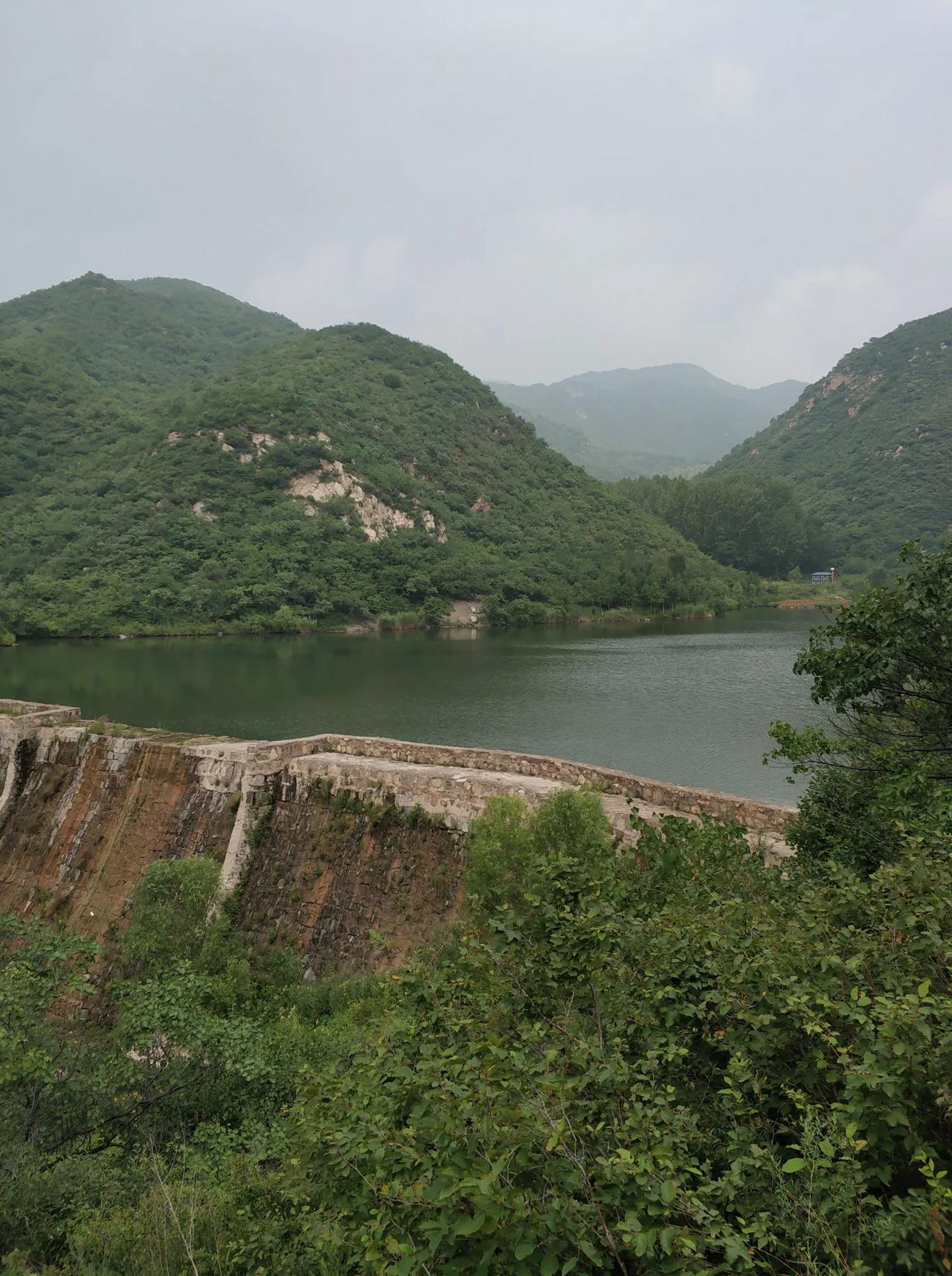 黑山寨水库，坐落于山峦之间，山环水，水映山，有高山平湖之美誉。每年春夏秋三季，都