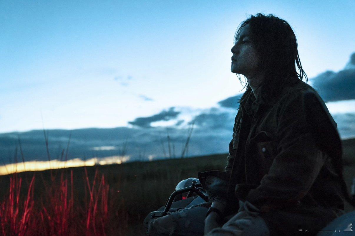 尹正长发如此权威 尹正长发造型依旧权威尹正长发男你崛起吧