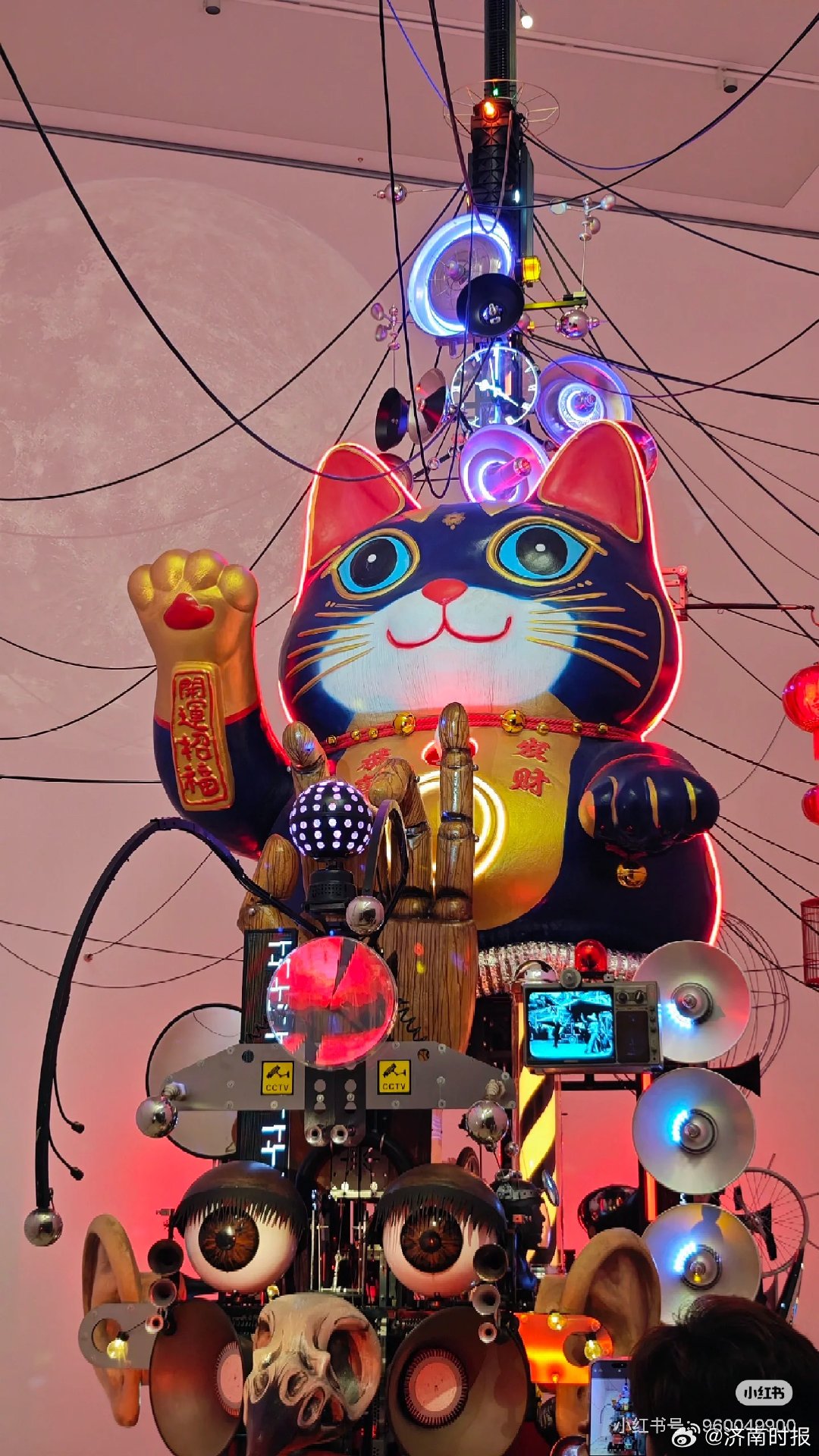 【#山东美术馆的招财猫太超前了#】近日，山东美术馆举办第三届济南国际双年展，吸引