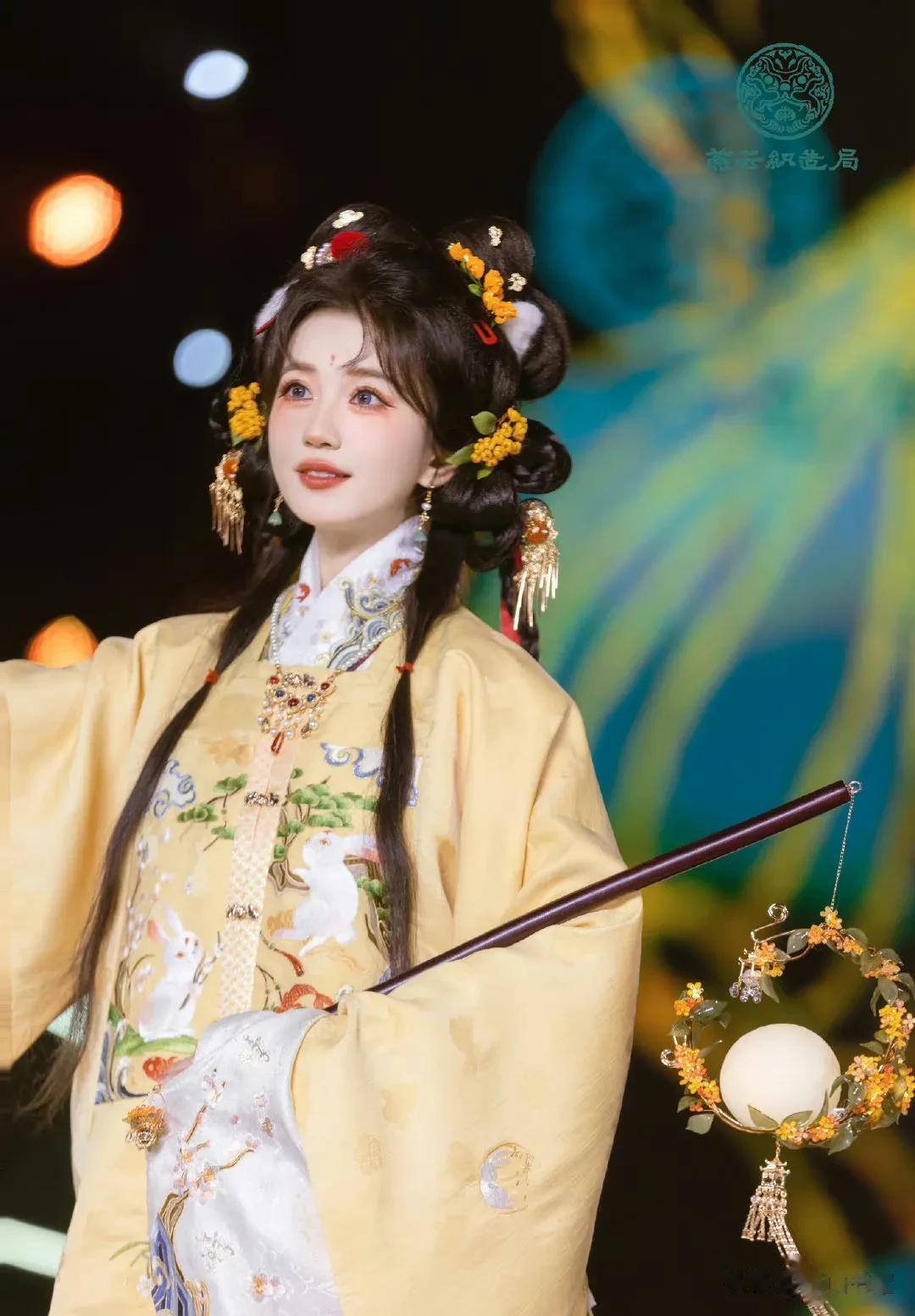 【小重山；夜思】
词/黄叶舞秋风
月上中天灯火残。秋蛩鸣远近、不成眠。
归心怎奈