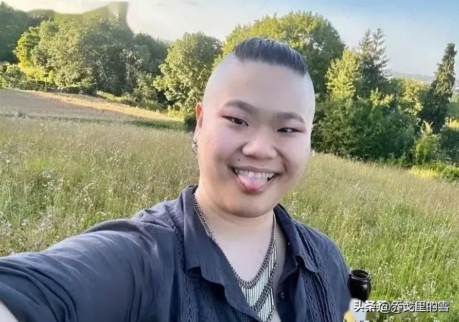 大家知道她是谁吗？她居然是毕姥爷的女儿，对！你没看错，是女儿不是儿子。

小毕也