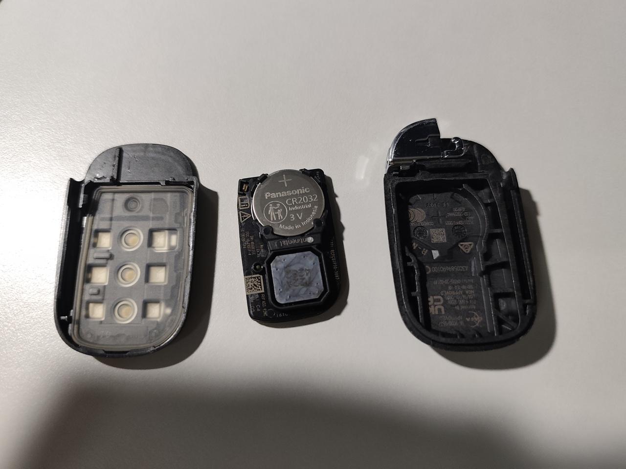 汽车钥匙主板核心器件围绕信号处理、防盗认证、供电等核心功能搭配，不同车型主板布局