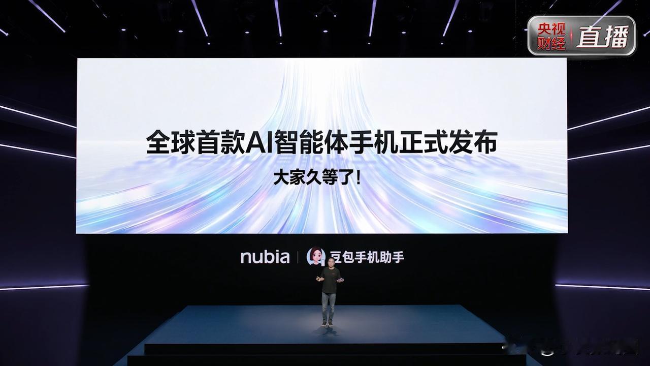 去年还在被微信拒之门外的豆包手机，今天带着36万预约量正式量产了。从M153技术