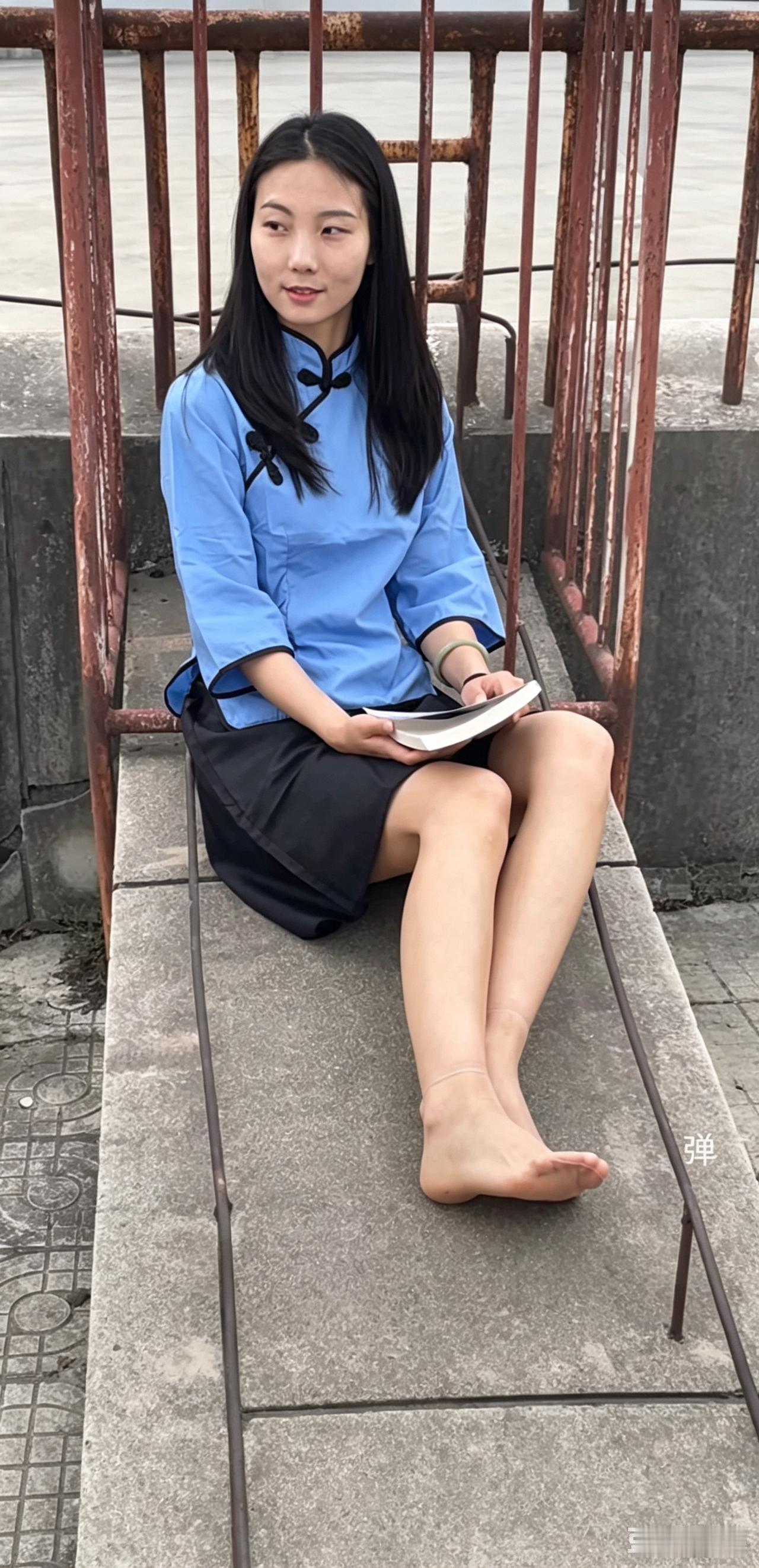 一袭民国学生蓝衫，搭配简约黑裙，复古韵味扑面而来。静坐执书，温柔恬静，复刻旧时光
