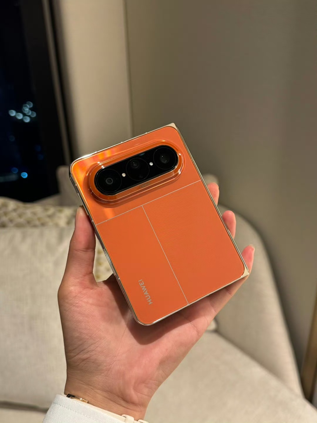 华为大阔折正式开售以前咱们对手机没那么多讲究，能用就成。现在不一样啦，得用着顺手