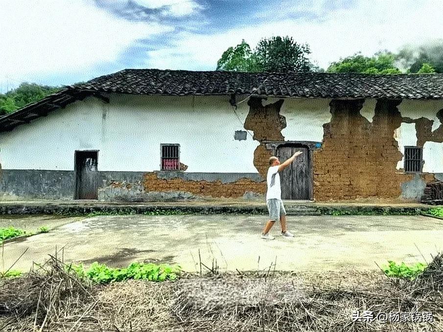 我想在宜昌夷陵区黄花镇，有一个这样的农家小院，单家独户，院子后面有几分山林，门口