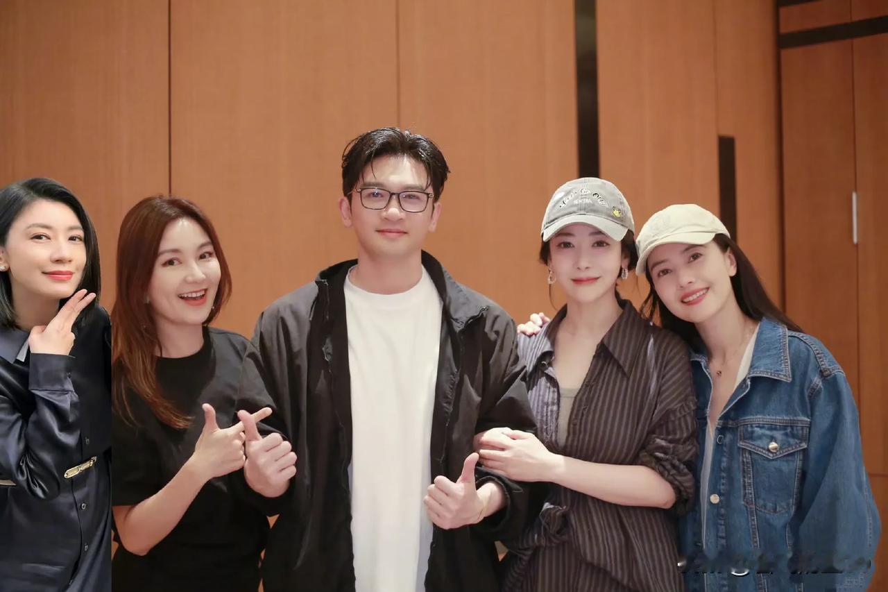 倚天四美和张无忌同框，唤醒无数人的青春！时隔22年重聚，四美还是那么美，张无忌还