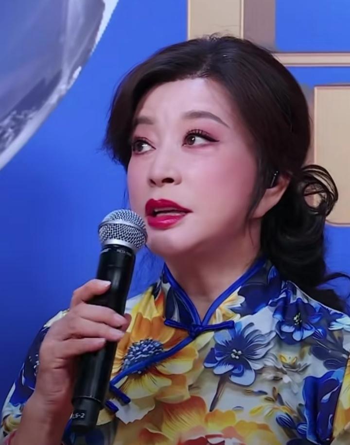 刘晓庆一身印花旗袍搭配运动鞋亮相红毯，气质优雅又活力十足，完全看不出年龄感，整个